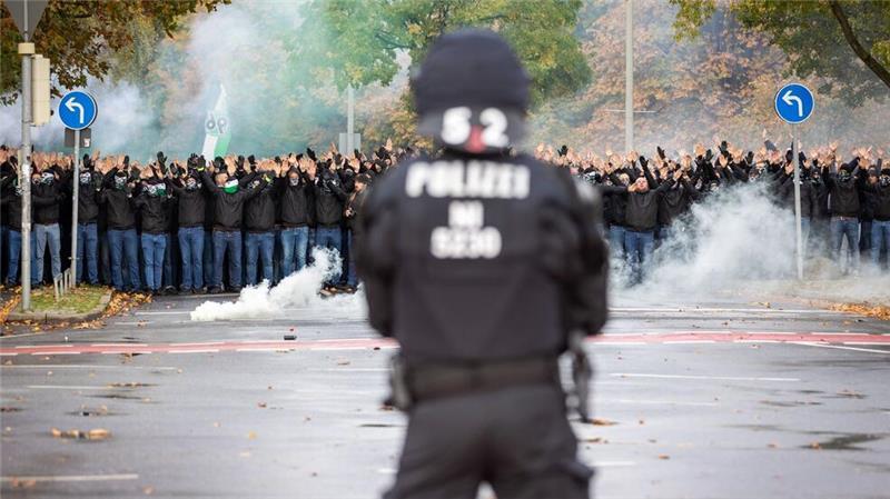 Niedersachsen erwägt Beteiligung von Clubs an Polizeikosten Das Bundesverfassungsgericht hat eine Beschwerde der Deutschen Fußball Liga (DFL) gegen eine Beteiligung an Polizeikosten für Hochrisikospiele abgelehnt. (Archivbild)
