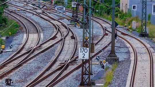Das Bundesverkehrsministerium hatte in den Haushaltsverhandlungen auf mehr Geld für Neu- und Ausbauprojekte bei der Bahn gedrängt. (Archivbild)