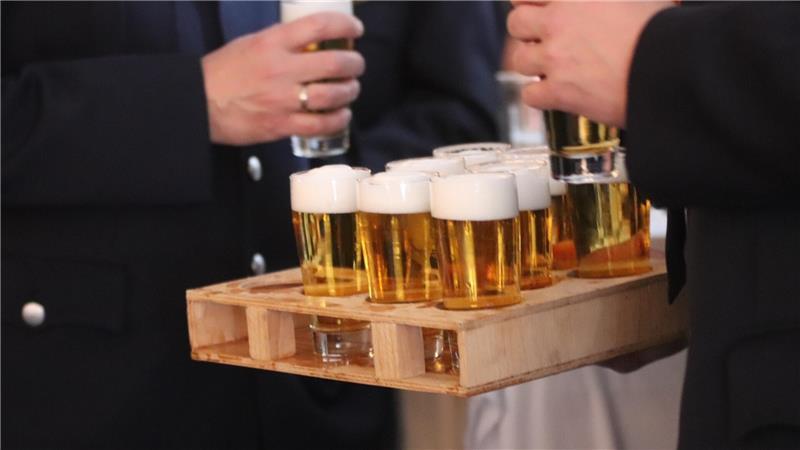 Fahnen, Bier und Erdbeertorte: Burweg feiert gleich zwei Jubiläen Das Burweger Tablett-Konzept: Gefahrlos mit zehn Bier durch die Menge.