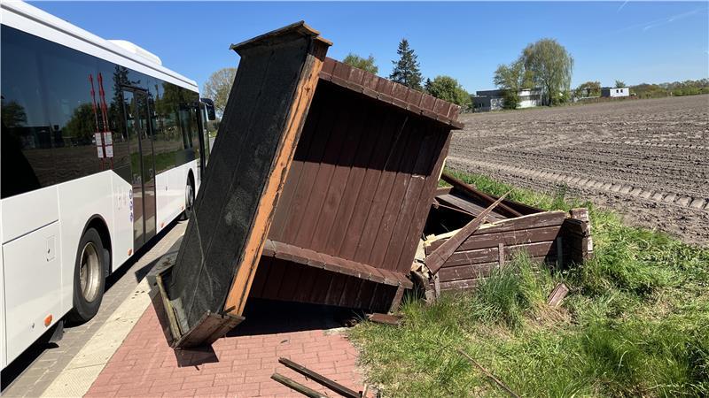 Das Bushaltestellenhäuschen an der L130 in Sauensiek liegt in Trümmern.