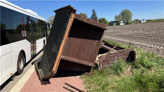 Das Bushaltestellenhäuschen an der L130 in Sauensiek liegt in Trümmern.