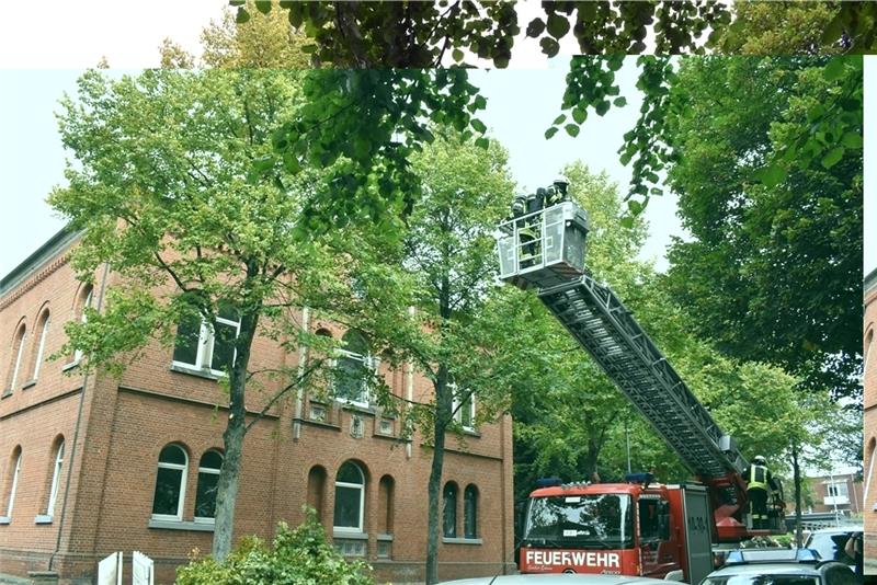 Das Buxtehuder Amtsgericht musste am Mittwoch evakuiert werden, da ein Schwelbrand vermutet wurde. Foto: Weselmann