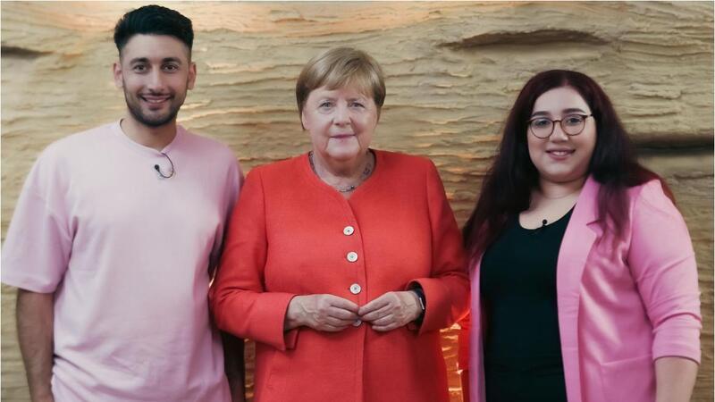 Das Buxtehuder Eherpaar Mahsa Narimani (rechts) und Sadegh Ranjbar mit Angela Merkel nach dem gemeinsamen Essen in Berlin.