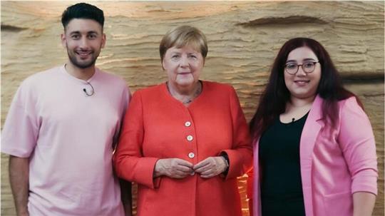 Das Buxtehuder Eherpaar Mahsa Narimani (rechts) und Sadegh Ranjbar mit Angela Merkel nach dem gemeinsamen Essen in Berlin.