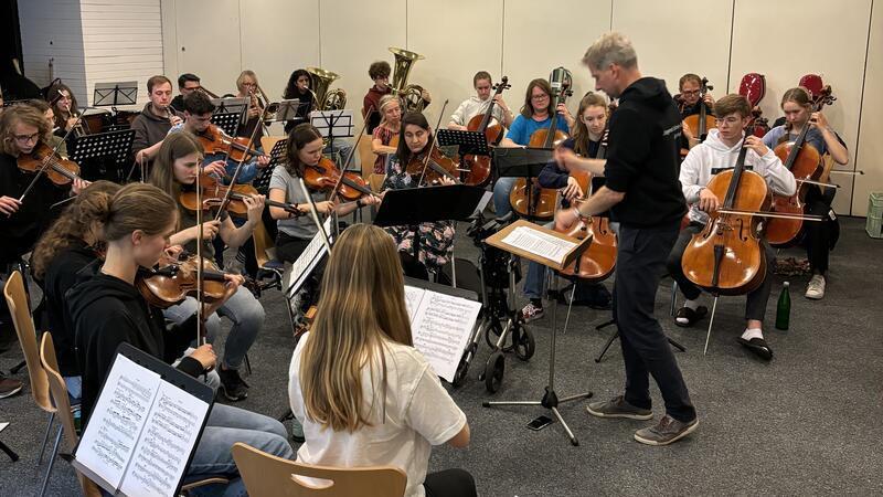 Das Jugend-Sinfonie-Orchester bei der Probe mit Hinnerk Otten