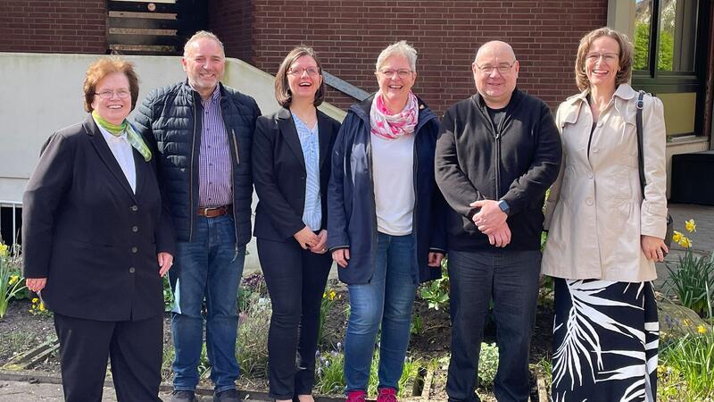 Das Buxtehuder Pfarrei-Leitungsteam (v.l.) Dorothee Schlegel, Verwaltungsleiterin für das Dekanat Unterelbe (hauptberuflich), Mathias Mertens, (ehrenamtlich), Juliane Gresch, Verwaltungsleiterin für die Kitas im Dekanat Unterelbe (hauptberuflich), Katrin Sobanja, pastorale Leiterin der Pfarrei Buxtehude. Klaus Mayer, Leiter des Pfarreileitungsteams (ehrenamtlich), Johanna König (ehrenamtlich).