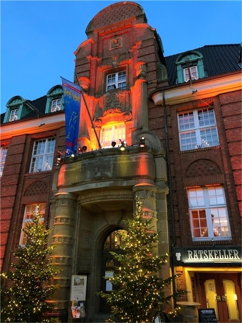 Das Buxtehuder Rathaus wird während der sogenannten „Orange Days“ orange angestrahlt. Foto: Richter