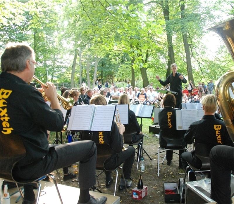 Das Buxtehuder Stadtorchester spielte bei bestem Sommerwetter im Stadtpark. Foto Felsch