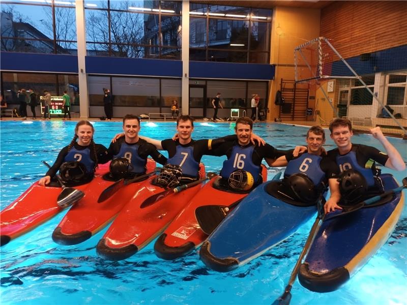 Buxtehuder Kanupolo-Team holt Platz zwei Das Buxtehuder Team (von links): Cora Flämig, Marc Rochow, Marcel Cunow, Florian Stelle, Carsten Röh, Alexander Hausmann. Foto: Verein