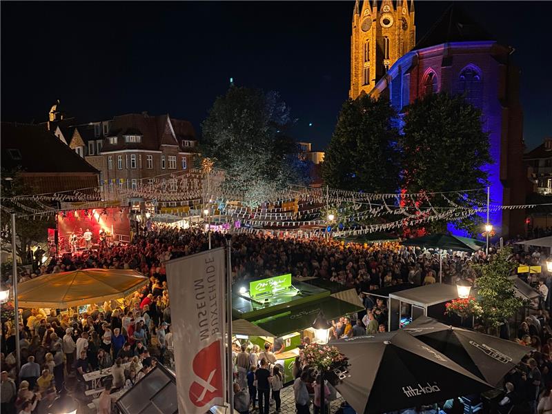 Das Buxtehuder Weinfest gehört zu den großen Publikumsmagneten. Foto: Weselmann