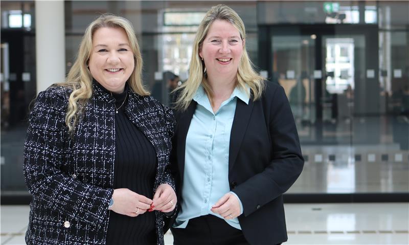 Halbzeitbilanz: Diese beiden Frauen haben Bock auf Politik im Landtag Das CDU-Duo aus dem Landkreis Stade vor dem Landtag in Hannover: Melanie Reinecke (links) aus Stade-Bützfleth und Birgit Butter aus Buxtehude-Hedendorf.