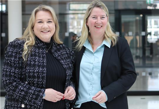 Das CDU-Duo aus dem Landkreis Stade vor dem Landtag in Hannover: Melanie Reinecke (links) aus Stade-Bützfleth und Birgit Butter aus Buxtehude-Hedendorf.