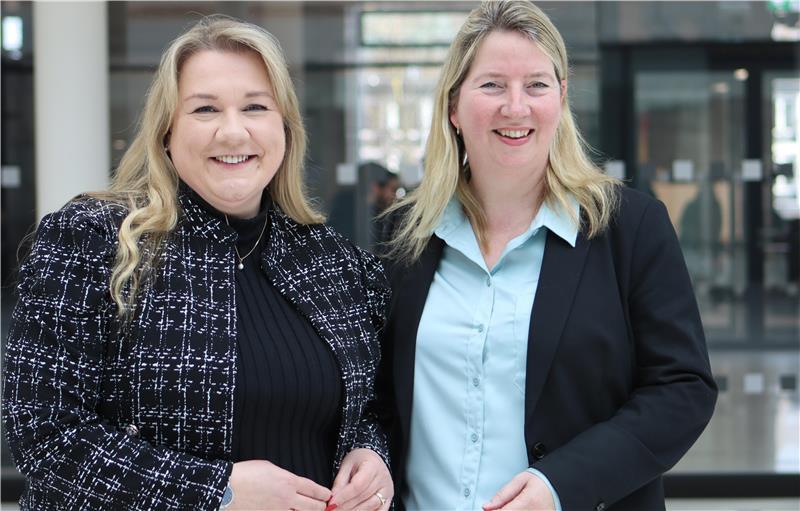 Das CDU-Duo aus dem Landkreis Stade vorm Landtag in Hannover: Melanie Reinecke (links) aus Stade-Bützfleth und Birgit Butter aus Buxtehude-Hedendorf.