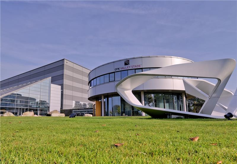 Das CFK Valley in Stade und die Solarhalle. In der Niederlassung im chinesischen Sechuan sollen vier Mal größere Hallen gebaut werden.