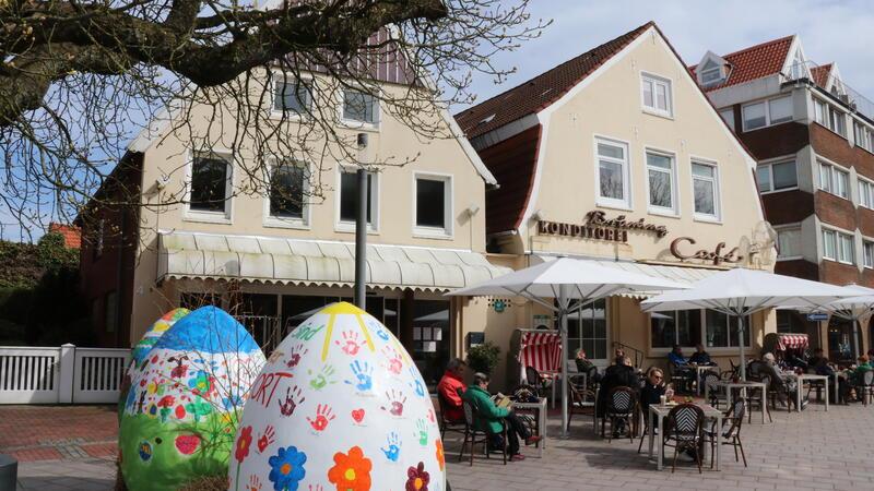 Das Café Brüning am Otterndorfer Kirchplatz erstrahlt in österlicher Pracht. Nichts deutet darauf hin, dass das Traditionshaus in eine wirtschaftliche Schieflage geraten ist.