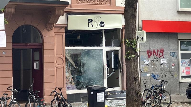 Gewalt als Dienstleistung - was es damit auf sich hat Das Café an der Berger Straße in Frankfurt wurde stark beschädigt - ebenso wie eine gegenüberliegende Suppenbar.