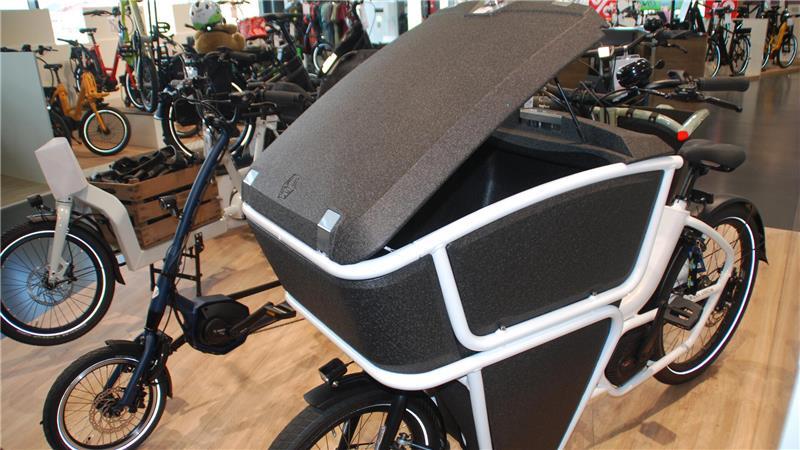Das Cargo-Bike: Abschließbarer Laderaum und Platz für eine Getränkekiste und weitere Einkäufe.