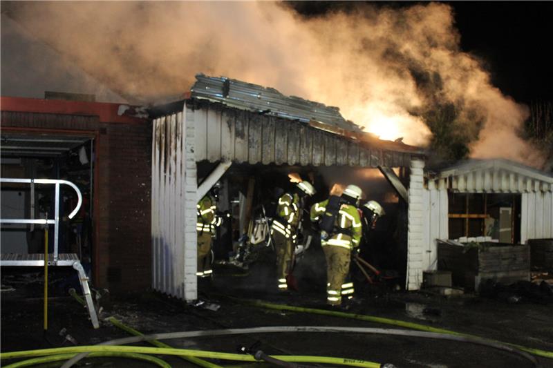Flammen mitten im Stader Wohngebiet – Großeinsatz Das Carport samt Schuppen stand bei Eintreffen der Rettungskräfte bereits im Vollbrand. Foto: Feuerwehr/Braun