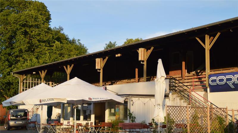 Das Casino mit der darüberliegenden Tribüne im Sommer.