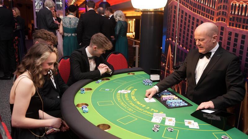Das Casino unter anderem mit Blackjack bleibt der Ballnacht erhalten. Gespielt wird zum Spaß, ohne Geldgewinne.