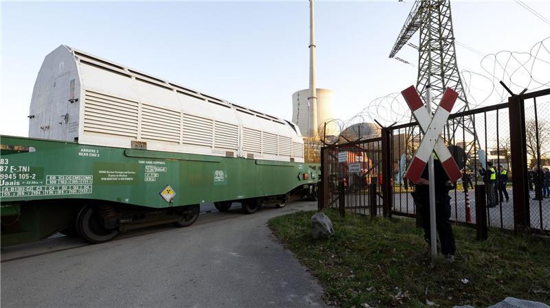 Castor-Behälter erreichen Zwischenlager - Stiller Protest Das Castor-Zug passiert das Tor zum Gelände des Zwischenlagers.