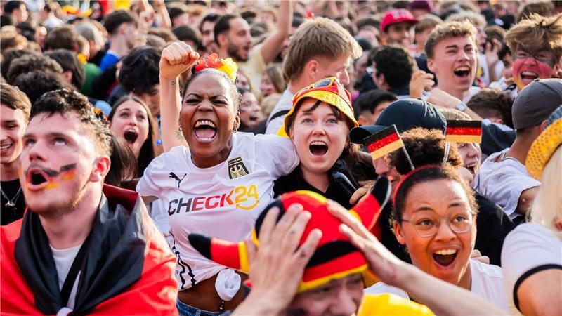 Das Check24-Shirt war 2024 auf vielen Fanmeilen zu sehen - wie hier in Berlin. (Archivbild)