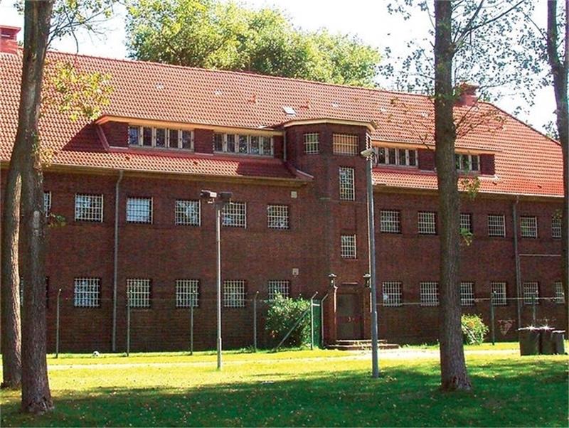 Das Christian-Koch-Haus in der Justizvollzugsanstalt Hahnöfersand ist ein Fritz-Schumacher-Bau aus den 1920er Jahren. Foto: Justizbehörde