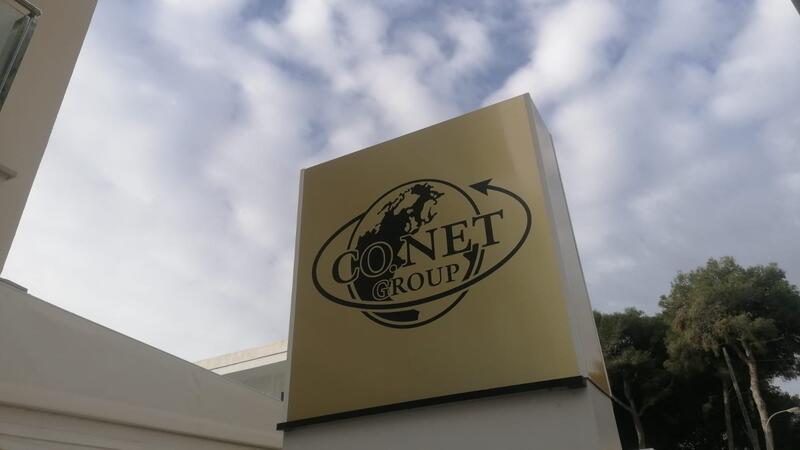 Das Co.Net-Logo ist in Cala Ratjada allgegenwärtig. Die Großrazzia beschäftigt in dem Küstendorf auf Mallorca viele Menschen - hier ist Co.Net auch ein wichtiger Arbeitgeber.