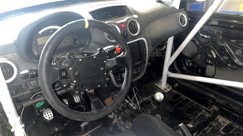 16-Jähriger aus Beckdorf fährt auf dem Estering um den deutschen Titel Das Cockpit des Citroën C2. Der Wagen hat 1,6 Liter Hubraum und 122 PS.