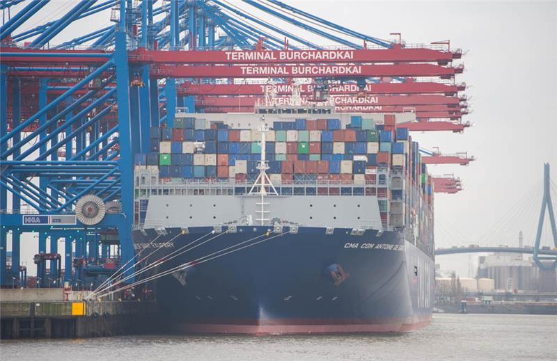 Das Containerschiff "Antoine de Saint Exupery" der Reederei "CMA CGM" liegt am Containerterminal Burchardkai. Foto: Daniel Bockwoldt/dpa