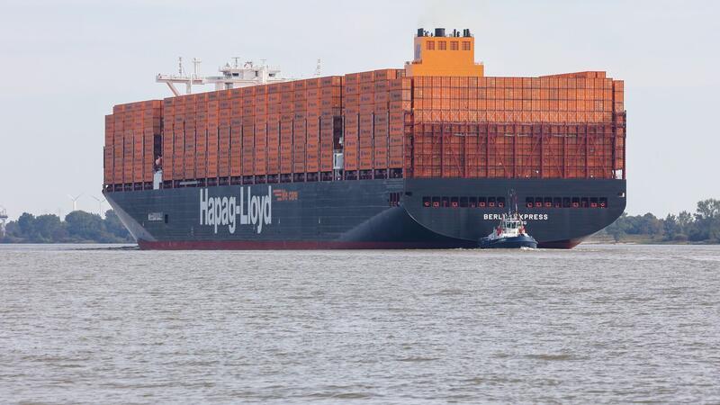 Das Containerschiff „Berlin Express“ der Reederei Hapag-Lloyd fährt in den Hamburger Hafen ein.