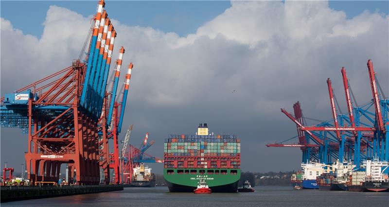Das Containerschiff „CSCL Atlantic Ocean“ der China Shipping Container Lines legt im Hafen an. Nach der Elbvertiefung sollen die Schiffe bis zu 1300 Standardcontainer mehr transportieren können als zuvor. Foto Charisius/dpa