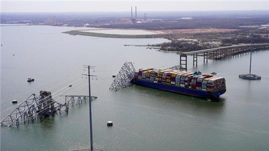 Das Containerschiff „Dali“ steckt unter einem Teil der Francis Scott Key Bridge fest.