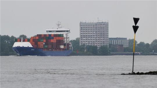 Das Containerschiff Espoir fährt im Hafen auf der Elbe.