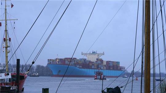 Das Containerschiff „Eugen Maersk“ von der Reederei Maersk wird auf der Elbe an einen Containerterminal geschleppt.