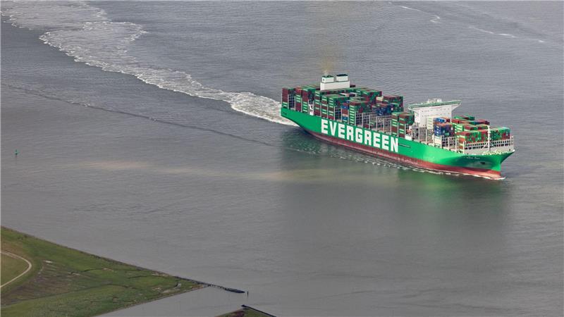 Elbe: Hier wird eine Gefahrenstelle für Containerriesen beseitigt Das Containerschiff „Ever Art“ fährt auf der Höhe von Brunsbüttel in Richtung des Hamburger Hafens.