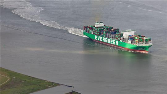 Das Containerschiff „Ever Art“ fährt auf der Höhe von Brunsbüttel in Richtung des Hamburger Hafens.