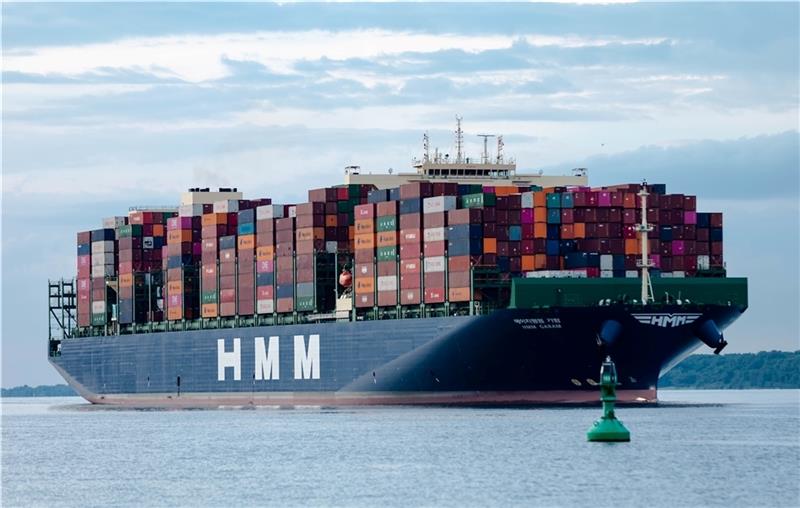 "HMM Garam" bereits zum zweiten Mal in Hamburg Das Containerschiff „HMM Garam“ pendelt zwischen Asien und Europa. Foto: Löffler