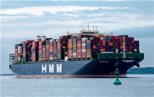 Das Containerschiff „HMM Garam“ pendelt zwischen Asien und Europa. Foto: Löffler