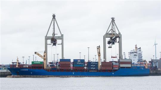 Das Containerschiff „Langeness“ liegt am Terminal am Burchardkai.