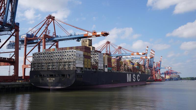 Das Containerschiff «MSC Irene» der Reederei MSC wird am HHLA-Containerterminal Burchardkai im Hamburger Hafen abgefertigt.