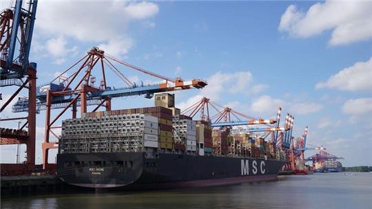 Das Containerschiff „MSC Irene“ der Reederei MSC wird am HHLA-Containerterminal Burchardkai im Hamburger Hafen beladen.
