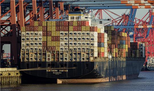 Das Containerschiff „Northern Justice“ liegt zur Abfertigung an den Terminals im Hamburger Hafen. Foto: Axel Heimken/dpa