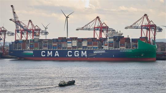Das Containerschiff „Notre Dame“ hat im Hafen am Eurogate-Containerterminal festgemacht.