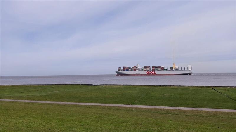 400 Meter lang: XXL-Frachter schiebt sich an Otterndorf und Cuxhaven vorbei Das Containerschiff "OOCL Spain" am Donnerstagvormittag vor Otterndorf. Foto: Fischer