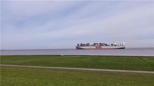 Das Containerschiff "OOCL Spain" am Donnerstagvormittag vor Otterndorf. Foto: Fischer