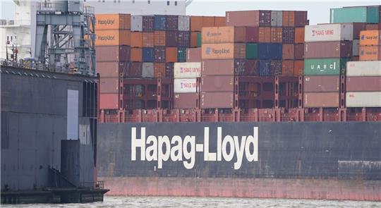 Das Containerschiff „Prague Express“ der Reederei Hapag-Lloyd wird von Schleppern in den Hafen gezogen. Foto: dpa