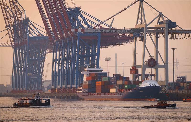 Wert der Importe nach Hamburg erreicht Höchststand Das Containerschiff „Spirit“ liegt am Terminal Tollerort der Hamburger Hafen und Logistik AG (HHLA).  Foto: Christian Charisius/dpa