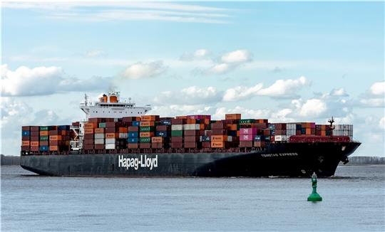 Das Containerschiff „Tsingtao Express“ fährt unter deutscher Flagge. Heute Mittag wird es am Containerterminal Altenwerder erwartet. Foto: Löffler