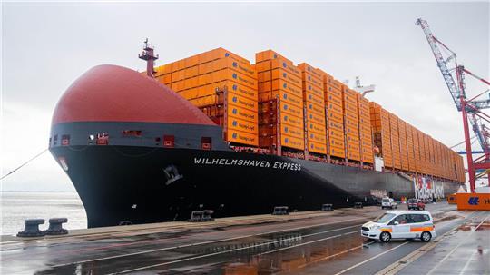 Warum Megafrachter jetzt öfter den JadeWeserPort anlaufen Das Containerschiff „Wilhelmshaven Express“ wird künftig regelmäßig den JadeWeserPort ansteuern.